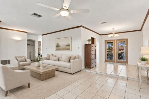 House in New Port Richey, Florida 3 bedrooms, 189.06 sq.m. № 2431179 - photo 8