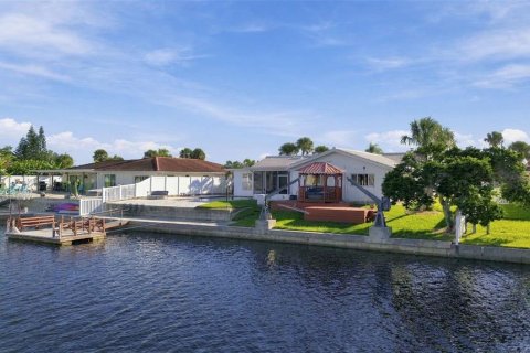 House in New Port Richey, Florida 3 bedrooms, 189.06 sq.m. № 2431179 - photo 4
