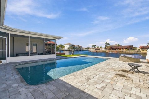 House in New Port Richey, Florida 3 bedrooms, 189.06 sq.m. № 2431179 - photo 5