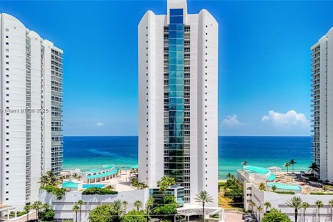 Снять в аренду кондоминиум в Санни-Айлс-Бич, Флорида 3 спальни, 225.75м2, № 1979518 - фото 1