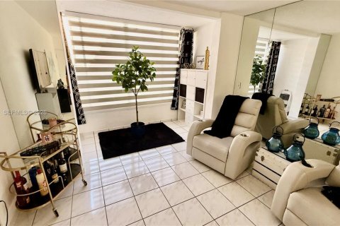 Condominio en Miami, Florida, 2 dormitorios № 2032372