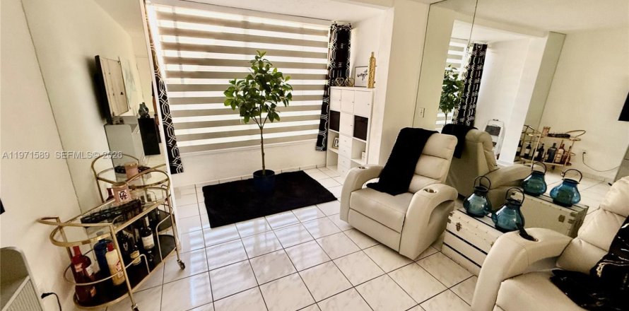 Condominio en Miami, Florida, 2 dormitorios  № 2032372