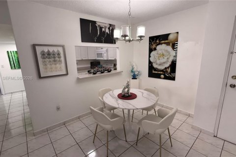 Condominio en alquiler en Miami, Florida, 2 dormitorios, 88.63 m2 № 2032372 - foto 3