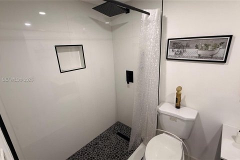 Condominio en alquiler en Miami, Florida, 2 dormitorios, 88.63 m2 № 2032372 - foto 13