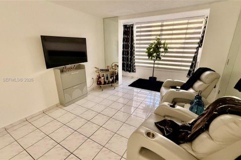 Condominio en alquiler en Miami, Florida, 2 dormitorios, 88.63 m2 № 2032372 - foto 2