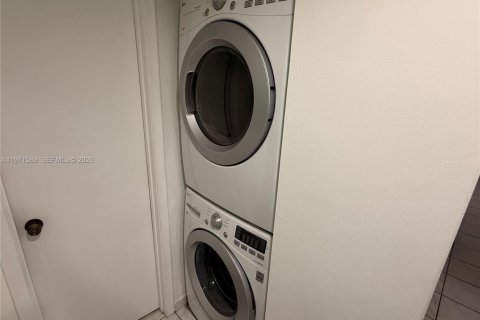 Condominio en alquiler en Miami, Florida, 2 dormitorios, 88.63 m2 № 2032372 - foto 15