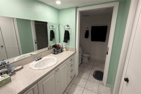 Condominio en alquiler en Miami, Florida, 2 dormitorios, 88.63 m2 № 2032372 - foto 11