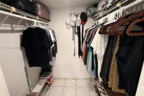 Condominio en alquiler en Miami, Florida, 2 dormitorios, 88.63 m2 № 2032372 - foto 10