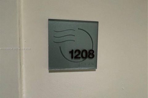 Condo in Miami, Florida, 1 bedroom  № 1999091 - photo 14