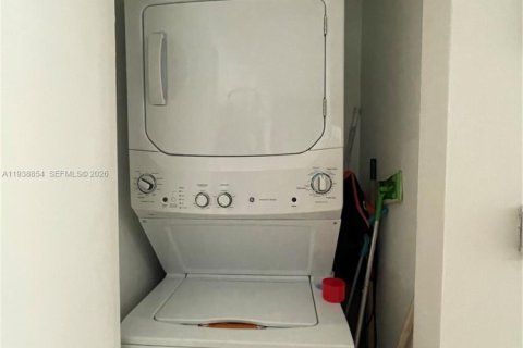 Condo in Miami, Florida, 1 bedroom  № 1999091 - photo 13