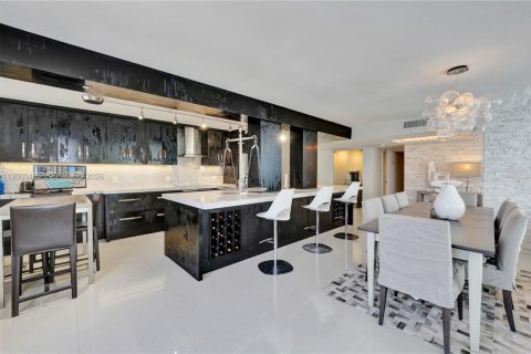 Copropriété à vendre à Hollywood, Floride: 2 chambres, 173.54 m2 № 2068100 - photo 12