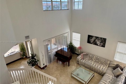 House in Doral, Florida 5 bedrooms, 337.79 sq.m. № 2013542 - photo 9
