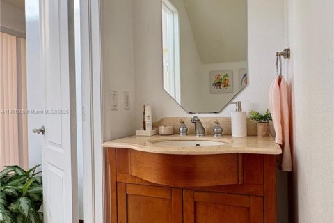 House in Doral, Florida 5 bedrooms, 337.79 sq.m. № 2013542 - photo 10