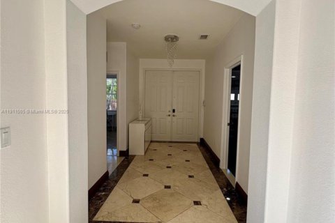 House in Doral, Florida 5 bedrooms, 337.79 sq.m. № 2013542 - photo 4