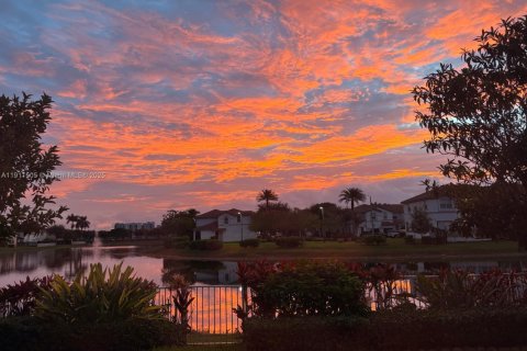 House in Doral, Florida 5 bedrooms, 337.79 sq.m. № 2013542