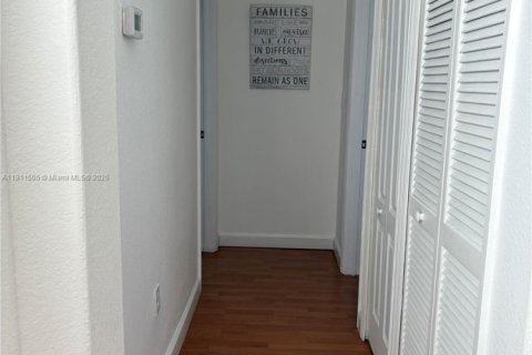 House in Doral, Florida 5 bedrooms, 337.79 sq.m. № 2013542 - photo 27