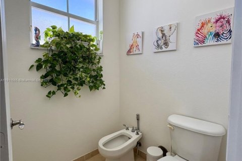 House in Doral, Florida 5 bedrooms, 337.79 sq.m. № 2013542 - photo 26