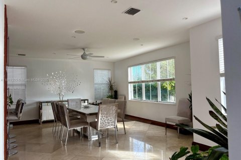 House in Doral, Florida 5 bedrooms, 337.79 sq.m. № 2013542 - photo 11