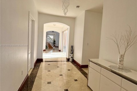House in Doral, Florida 5 bedrooms, 337.79 sq.m. № 2013542 - photo 3