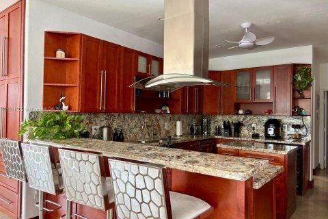 House in Doral, Florida 5 bedrooms, 337.79 sq.m. № 2013542 - photo 13