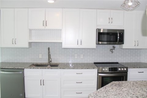 Villa ou maison à louer à Bradenton, Floride: 3 chambres, 215.44 m2 № 1837184 - photo 2
