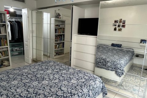 Condo in Miami, Florida, 1 bedroom  № 2065184 - photo 23