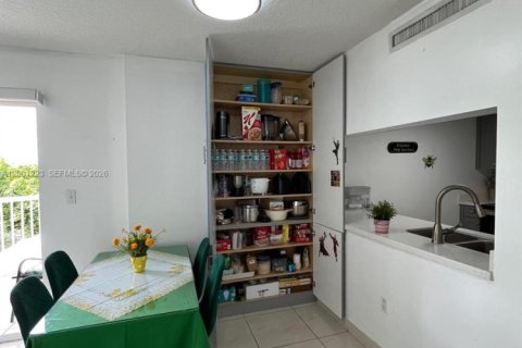 Condo in Miami, Florida, 1 bedroom  № 2065184 - photo 15