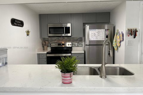 Condo in Miami, Florida, 1 bedroom  № 2065184 - photo 13