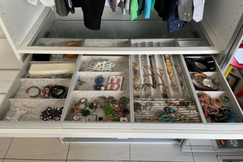 Condo in Miami, Florida, 1 bedroom  № 2065184 - photo 5