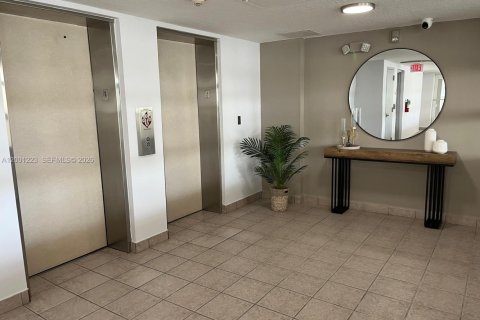 Condo in Miami, Florida, 1 bedroom  № 2065184 - photo 11