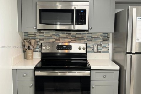 Condo in Miami, Florida, 1 bedroom  № 2065184 - photo 12