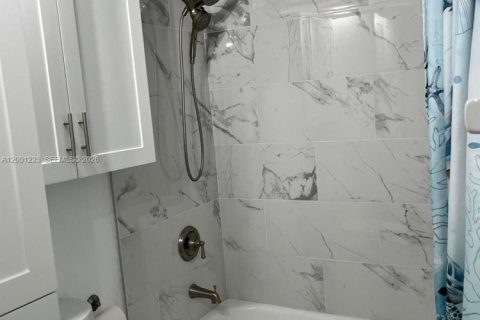 Condo in Miami, Florida, 1 bedroom  № 2065184 - photo 18