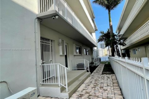 Condo in Hallandale Beach, Florida, 2 bedrooms  № 1694693 - photo 22