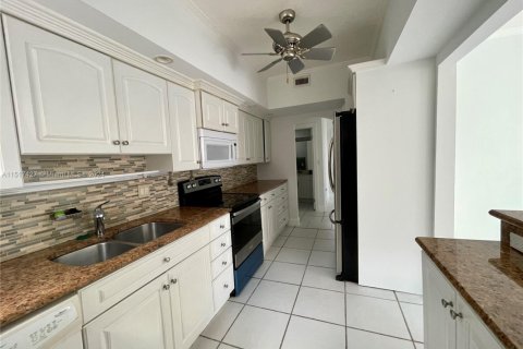 Condo in Hallandale Beach, Florida, 2 bedrooms  № 1694693 - photo 25