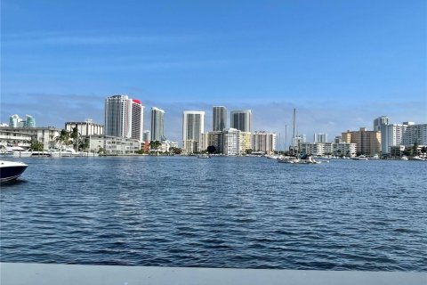 Condo in Hallandale Beach, Florida, 2 bedrooms  № 1694693 - photo 19