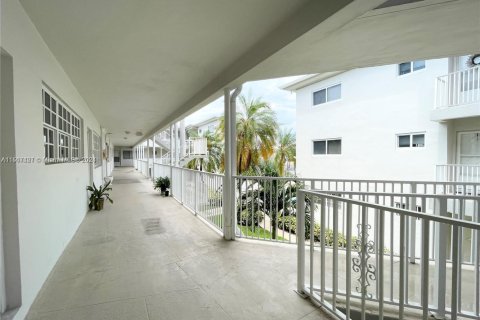 Condo in Hallandale Beach, Florida, 2 bedrooms  № 1694693 - photo 8
