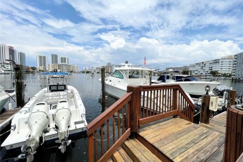 Condo in Hallandale Beach, Florida, 2 bedrooms  № 1694693 - photo 11