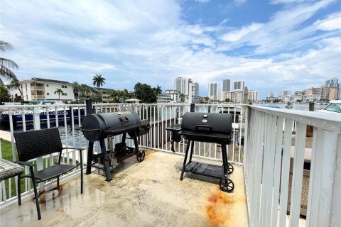 Condo in Hallandale Beach, Florida, 2 bedrooms  № 1694693 - photo 9