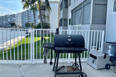 Condo in Hallandale Beach, Florida, 2 bedrooms  № 1694693 - photo 16