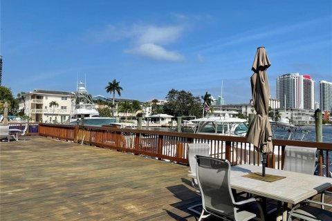 Condo in Hallandale Beach, Florida, 2 bedrooms  № 1694693 - photo 18