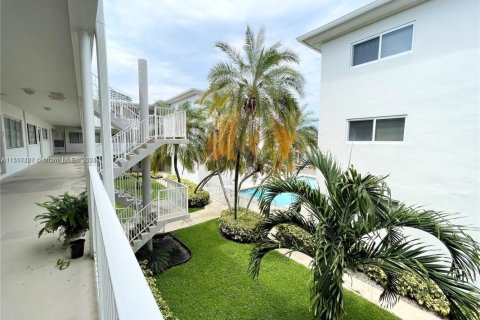 Condo in Hallandale Beach, Florida, 2 bedrooms  № 1694693 - photo 5