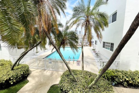 Condo in Hallandale Beach, Florida, 2 bedrooms  № 1694693 - photo 6