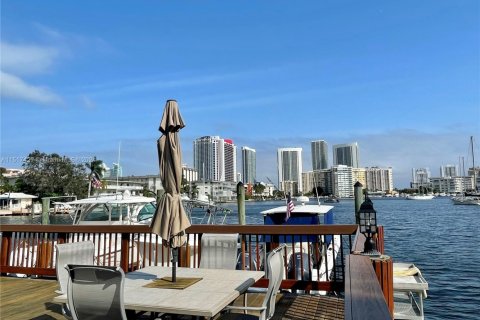Condo in Hallandale Beach, Florida, 2 bedrooms  № 1694693 - photo 17