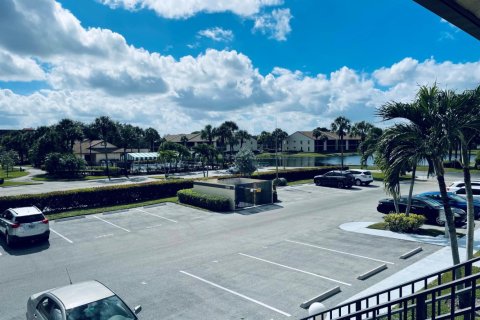 Condo in Lake Worth, Florida, 2 bedrooms  № 932427 - photo 1