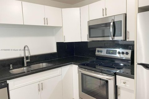 Condominio en alquiler en Miami, Florida, 2 dormitorios, 70.61 m2 № 1850480 - foto 4