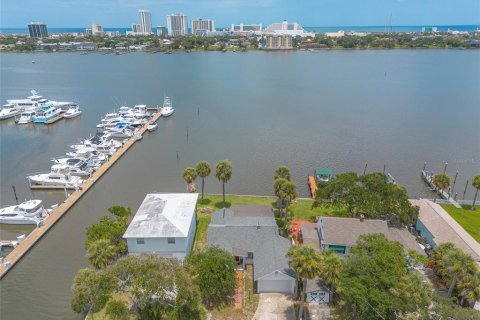 House in Daytona Beach, Florida 2 bedrooms, 146.6 sq.m. № 2201266