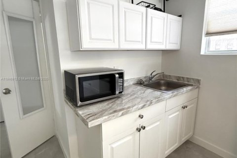 Propiedad comercial en alquiler en Miami Springs, Florida, 1 dormitorio, 37.16 m2 № 1993907 - foto 4