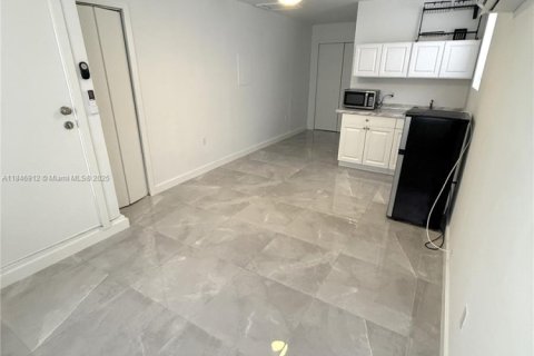 Propiedad comercial en alquiler en Miami Springs, Florida, 1 dormitorio, 37.16 m2 № 1993907 - foto 8
