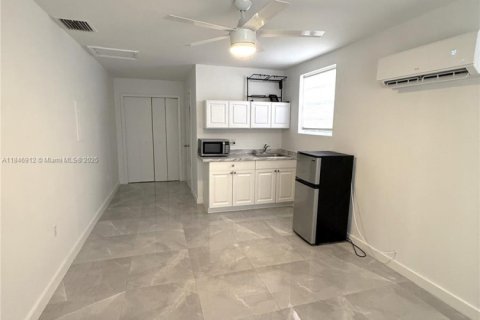 Propiedad comercial en alquiler en Miami Springs, Florida, 1 dormitorio, 37.16 m2 № 1993907 - foto 2