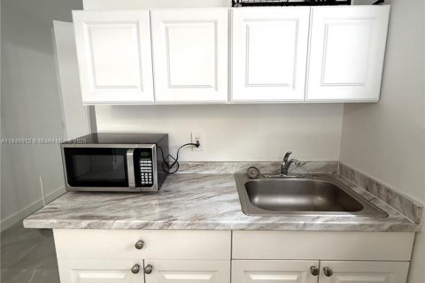Propiedad comercial en alquiler en Miami Springs, Florida, 1 dormitorio, 37.16 m2 № 1993907 - foto 3